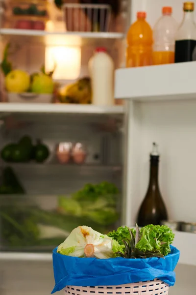 Korb Mit Organischen Abfällen Der Küche Hintergrund Geöffneter Kühlschrank — Stockfoto
