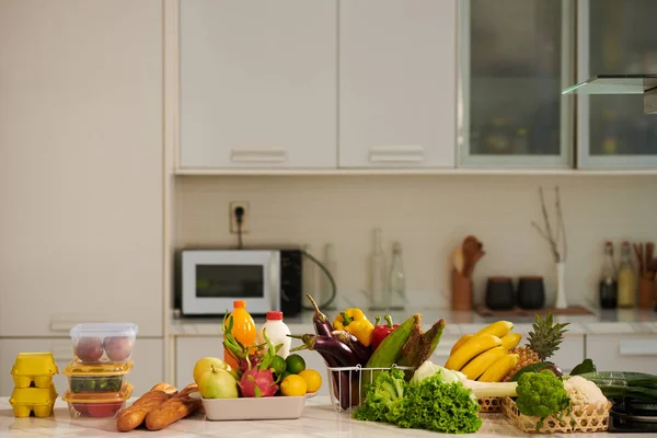 Balcão Cozinha Com Vários Mantimentos Frescos Frutas Legumes — Fotografia de Stock