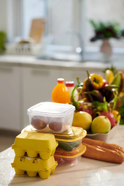 新鮮な果物や野菜 卵やパンが入ったキッチンカウンターの容器 — ストック写真