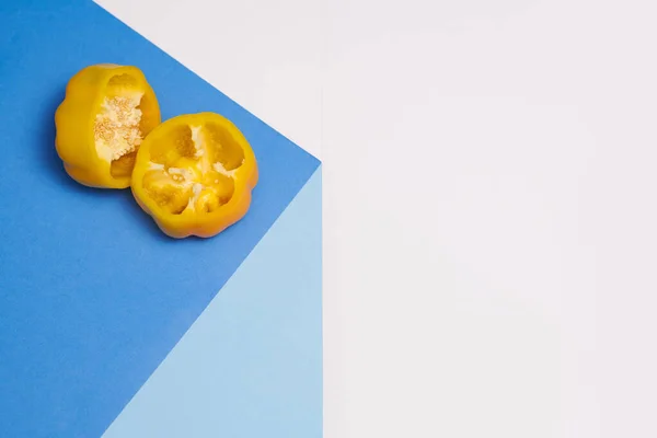Mavi Masada Sarı Çan Peperini Kes Sağlıklı Beslenme Konsepti — Stok fotoğraf