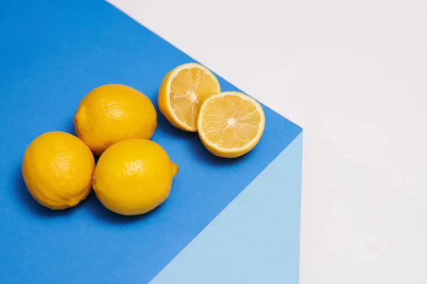 Parlak Mavi Masada Taze Limonlar Vitaminler Sağlıklı Beslenme Konsepti — Stok fotoğraf