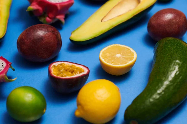 Čerstvé Ovoce Zelenina Modrém Povrchu — Stock fotografie