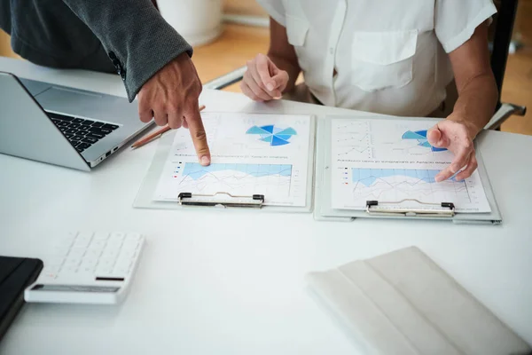 Ruce Podnikatelů Analyzující Dokumenty Marketingových Zpráv Plánovací Práce — Stock fotografie