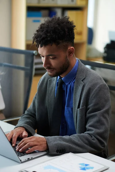 Ofis Masasında Dizüstü Bilgisayarda Çalışan Ciddi Bir Adamı Pazarlama Stratejisi — Stok fotoğraf