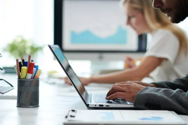 Close Beeld Van Ondernemer Werkt Laptop Aan Bureau Open Ruimte — Stockfoto