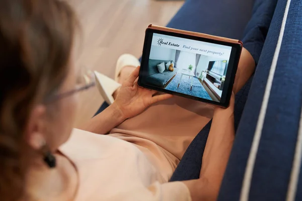 Ώριμη Γυναίκα Χρησιμοποιώντας Εφαρμογή Στον Υπολογιστή Tablet Για Βρείτε Νέο — Φωτογραφία Αρχείου