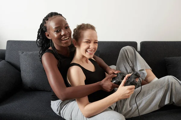 Glückliches Junges Paar Beim Videospiel Umarmen Wenn Sich Hause Auf — Stockfoto