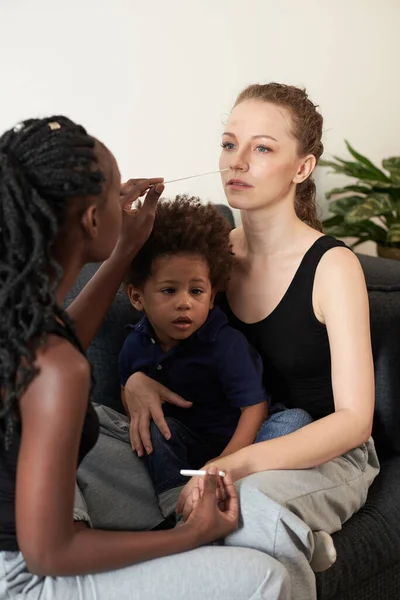 Zwarte Vrouw Neemt Neusuitstrijkje Van Vrouw Testen Mogelijke Coronavirus Infectie — Stockfoto