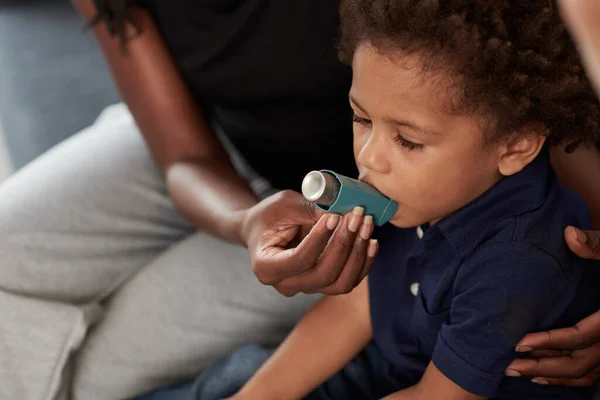 Matka Pomaga Małemu Synowi Używać Inhalatora Przeciw Atakowi Alergicznemu — Zdjęcie stockowe