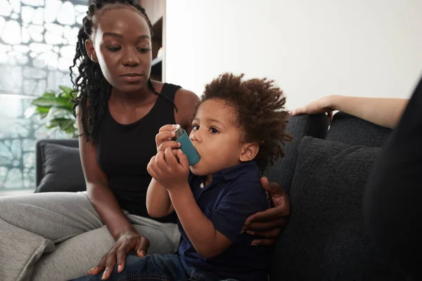 Mère Inquiète Regardant Son Fils Utiliser Inhalateur Lors Une Crise — Photo