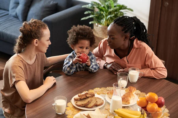 Junge Frauen Schauen Auf Kleinkind Das Zum Frühstück Frischen Roten — Stockfoto