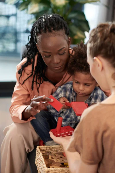Junge Schwarze Frau Und Ihre Frau Erklären Ihrem Kleinen Sohn — Stockfoto