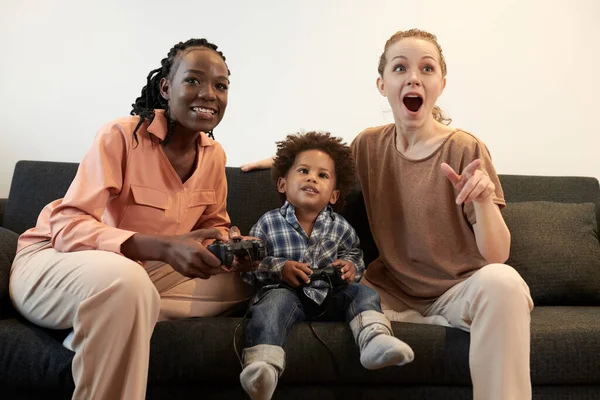 幸せなお母さんと小さな息子再生ビデオゲーム一緒に自宅で — ストック写真