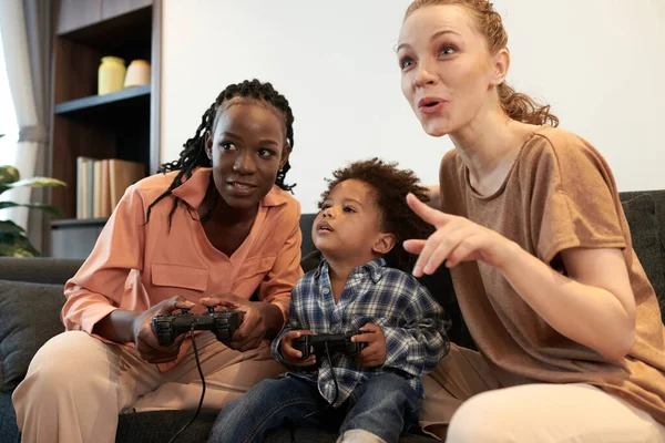 Aufgeregte Eltern Und Kleinkind Spielen Hause Gemeinsam Videospiel — Stockfoto