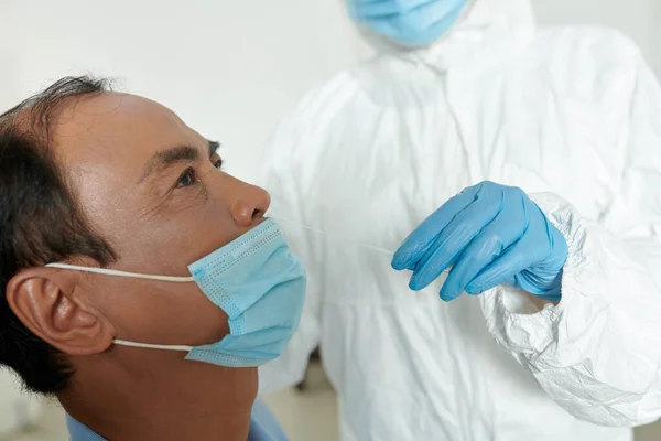 Verpleegster Neemt Nasale Uitstrijkje Van Senior Patiënt Testen Mogelijke Coronavirus — Stockfoto