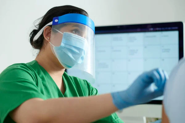 Serious Nurse Wearing Protective Face Shield Medical Mask Injecting Vaccine — Stock Photo, Image