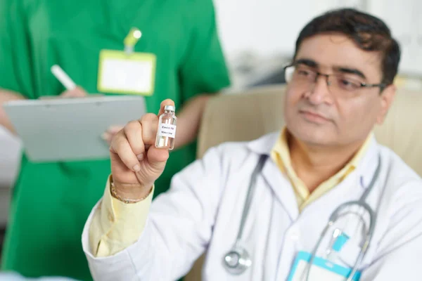 Allmänpraktiserande Läkare Som Håller Injektionsflaskan Med Nytt Vaccin Mot Coronavirus — Stockfoto