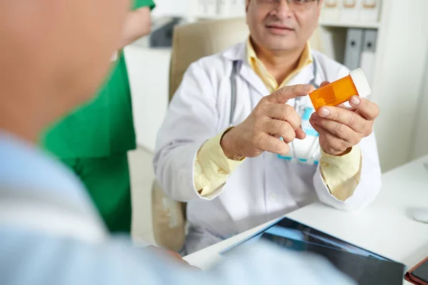 Artsen Die Geneesmiddelen Benodigdheden Aanbevelen Aan Zieke Patiënten — Stockfoto