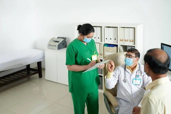 Arzt Bittet Krankenschwester Krankengeschichte Auszufüllen Wenn Mit Einem Älteren Patienten — Stockfoto