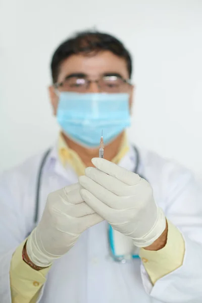 Portrait Serious Doctor Medical Mask Looking Syringe Vaccine Covid — Stock Photo, Image