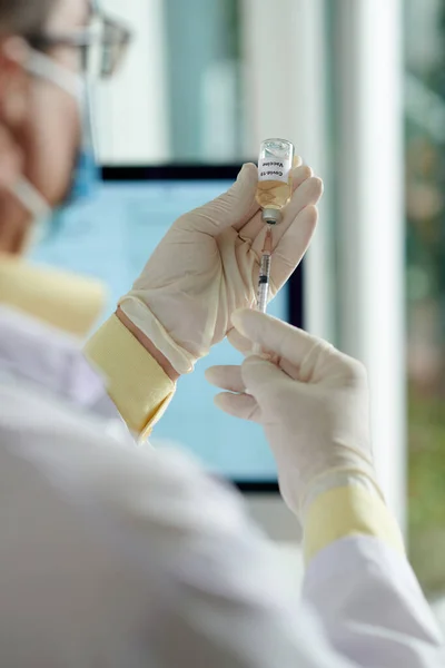 Arzt Füllt Spritze Mit Impfstoff Gegen Covid Impfkonzept — Stockfoto
