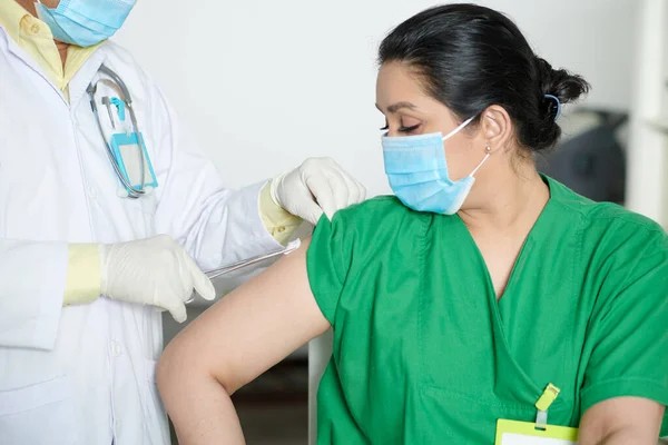 Medische Verpleegkundige Krijgt Tweede Injectie Vaccin Tegen Coronavirus Het Ziekenhuis — Stockfoto