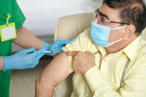 Hastanede Coronavirus Karşı Aşı Yapılırken Tıbbi Maske Takan Kıdemli Bir — Stok fotoğraf