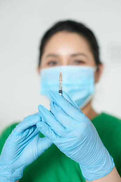 Coronavirus Karşı Aşı Içeren Ince Şırınga Tıbbi Hemşirenin Ellerinde — Stok fotoğraf
