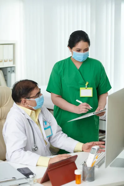 Enfermera Médica Médico General Máscaras Protectoras Discutiendo Diagnóstico Del Paciente —  Fotos de Stock