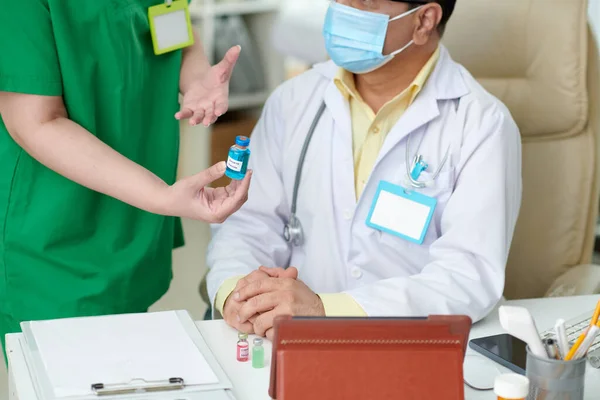 Sjuksköterska Och Allmänläkare Diskuterar Nytt Vaccin Mot Coronavirus — Stockfoto