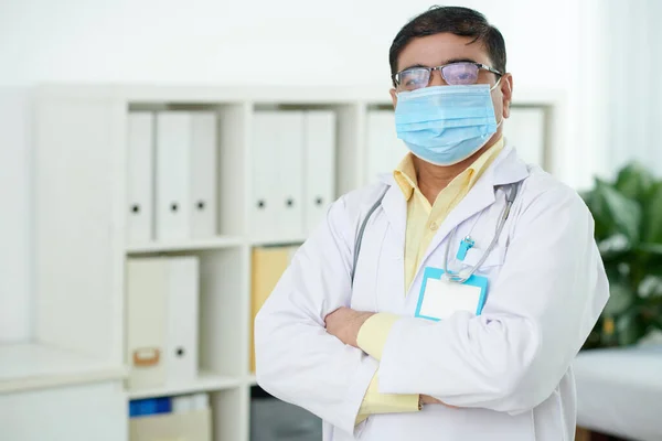 Koruyucu Maskeli Ciddi Bir Doktor Kollarını Kavuşturup Kameraya Bakıyor — Stok fotoğraf