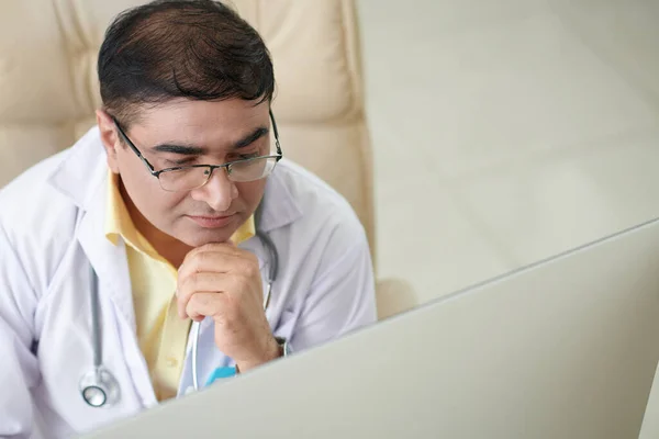 Pensive Physician Checking Document Medical Tests Results Sick Patient — Stock Photo, Image