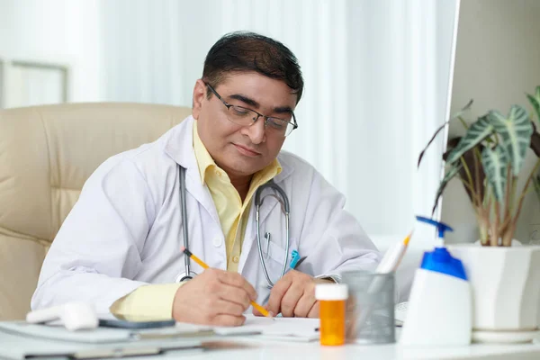 Erfahrener Chefarzt Signiert Dokumente Schreibtisch — Stockfoto