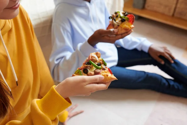Жінки Друзі Їдять Смачну Піцу Під Час Перегляду Шоу Гуртожитку — стокове фото