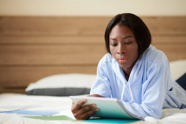 Pensive Young Black Woman Lying Bed Reading Notes Notebook Praparing — Stock Photo, Image