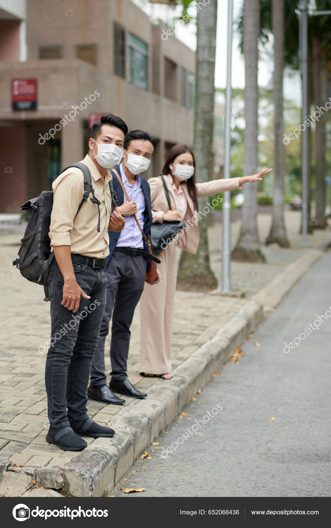 Equipo Serio Negocios Que Apresura Reunirse Coger Taxi Edificio Oficinas —  Foto de stock #652066436 © DragonImages