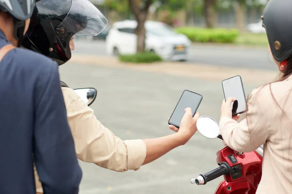 Jovem Sentado Scooter Distribuição Internet Móvel Partir Smartphone Com Amigo — Fotografia de Stock