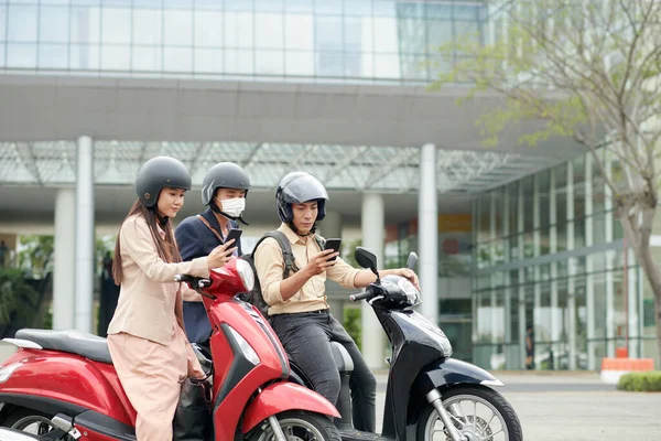 Jovens Empresários Asiáticos Sentados Scooters Lendo Notícias Importantes Smartphone — Fotografia de Stock