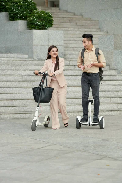 Şten Sonra Elektrikli Scooterlara Binip Projeyi Tartışan Neşeli Genç Meslektaşlar — Stok fotoğraf