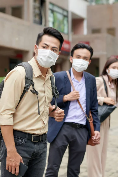 Geschäftsleute Medizinischen Masken Versuchen Taxifahrer Freien Erwischen — Stockfoto