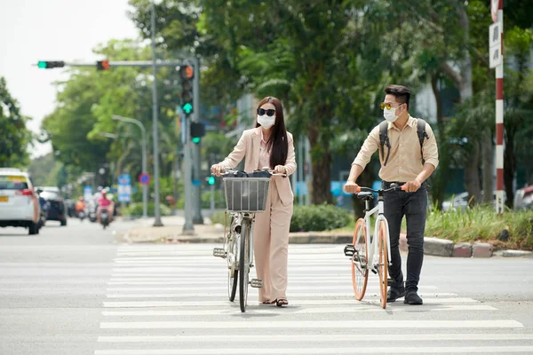 Ciudadanos Con Gafas Sol Máscaras Médicas Cruzar Calle Con Bicicletas —  Fotos de Stock