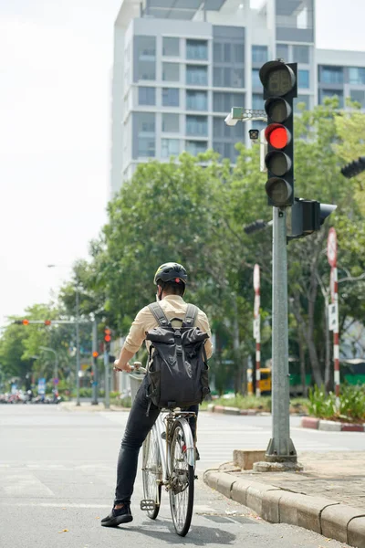 Radfahrer Der Fußgängerüberweg Steht Und Auf Ampel Wartet Schaltet Auf — Stockfoto