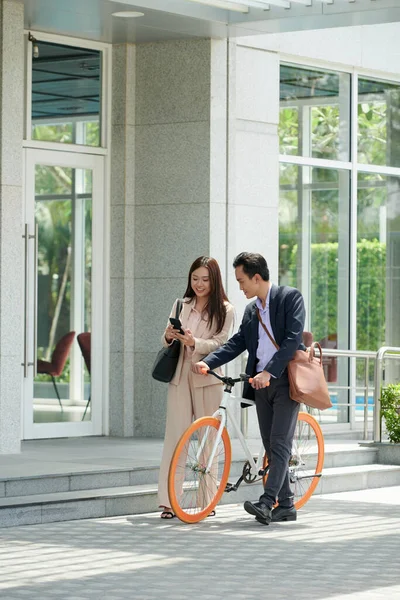 Asiatico Business Coppia Walking Strada Discutere Nuovo Mobile Applicazione — Foto Stock