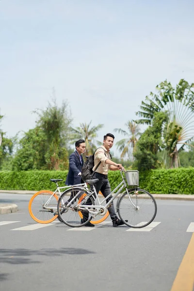 Personas Serias Con Bicicletas Cruzando Carretera Paso Peatonal —  Fotos de Stock