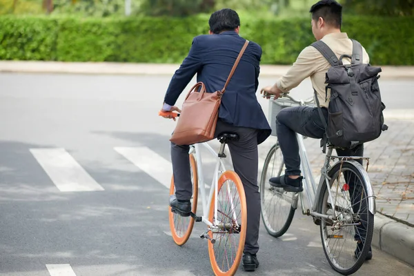 Coworkers Parlare Quando Guida Bicicletta Ufficio Vista Dal Retro — Foto Stock