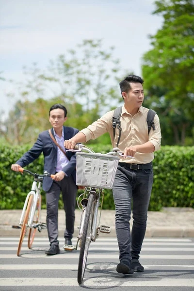 骑单车的商界人士赶往办公室时 要穿过马路 — 图库照片