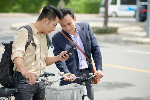 Empresarios Asiáticos Serios Discuten Importante Mensaje Teléfono Inteligente Montar Trabajar —  Fotos de Stock