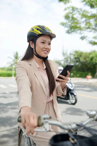 Портрет Молодой Азиатской Предпринимательницы Шлеме Время Езды Велосипеде — стоковое фото