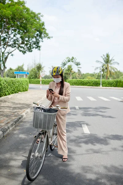 Молода Бізнес Леді Легкому Костюмі Шантажує Поруч Велосипедом Читає Новини — стокове фото