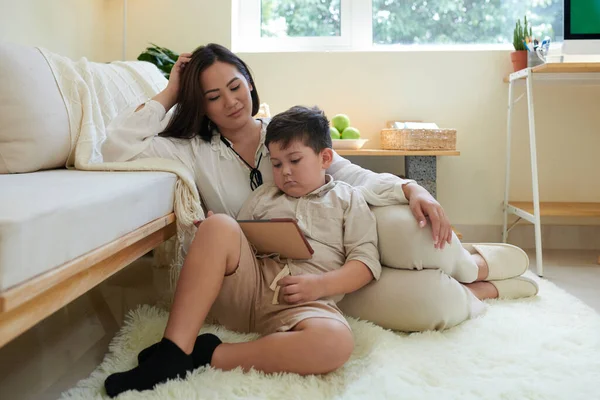 Anne Oğlu Evde Dinleniyor Tablet Bilgisayarda Yeni Bölüm Izliyor — Stok fotoğraf